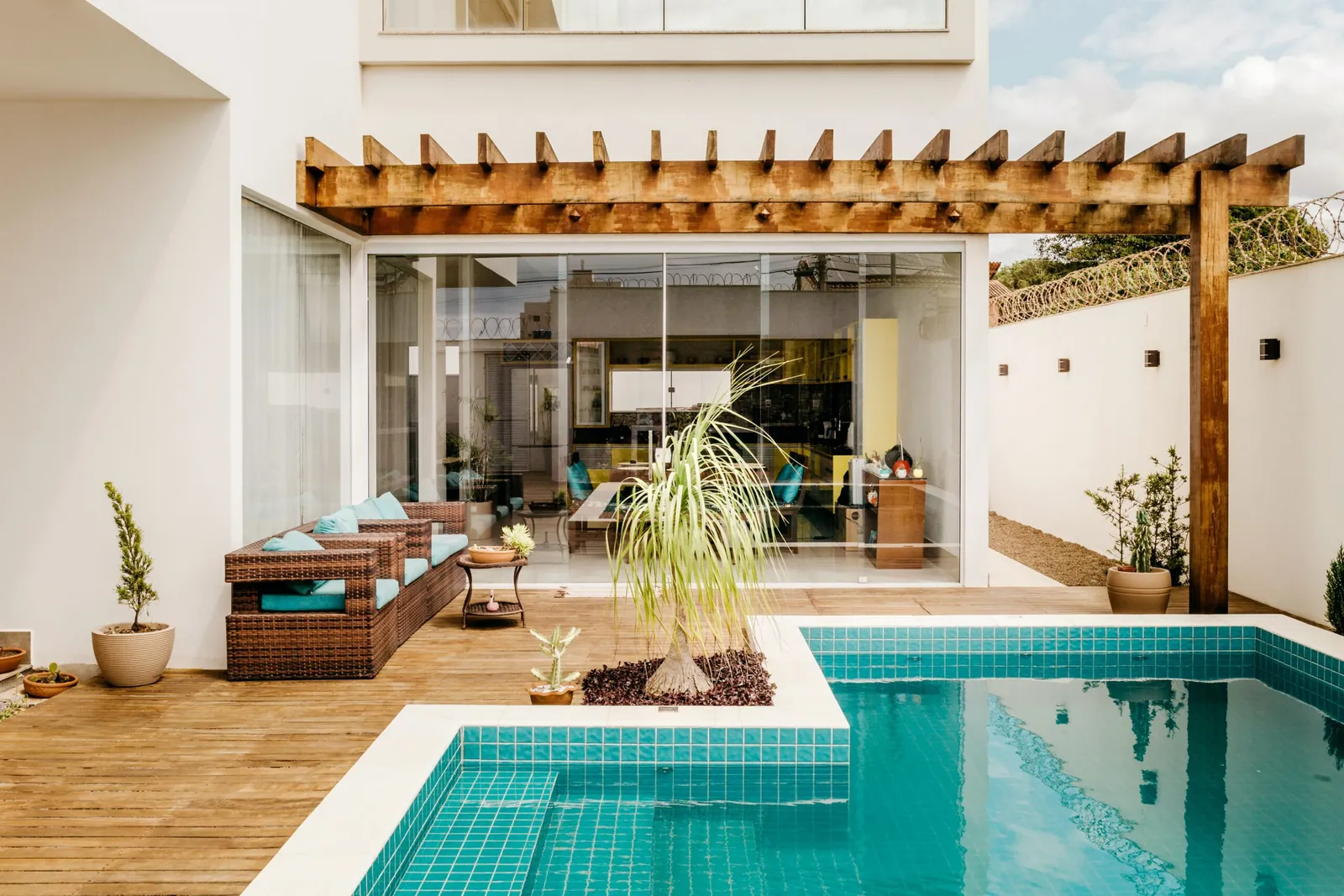 Holzterrasse mit Pergola