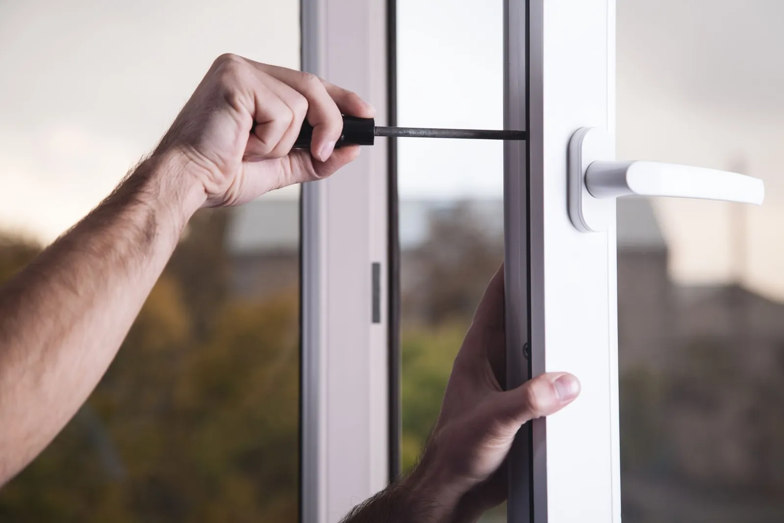 Wartung und Einstellung von Fensterbeschlägen